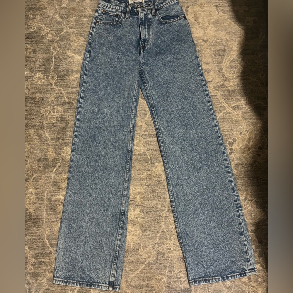 Abercrombie and Fitch “The ‘90s Relaxed Jean High Rise” 24/00R